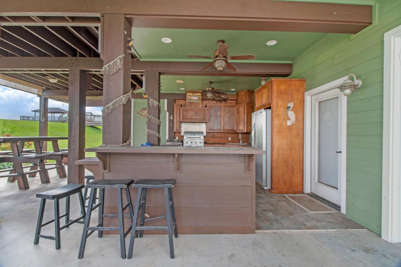 Luxury Waterfront Home Family And Pet Friendly Near Surfside Beach 11 Mins Freeport Bagian luar foto