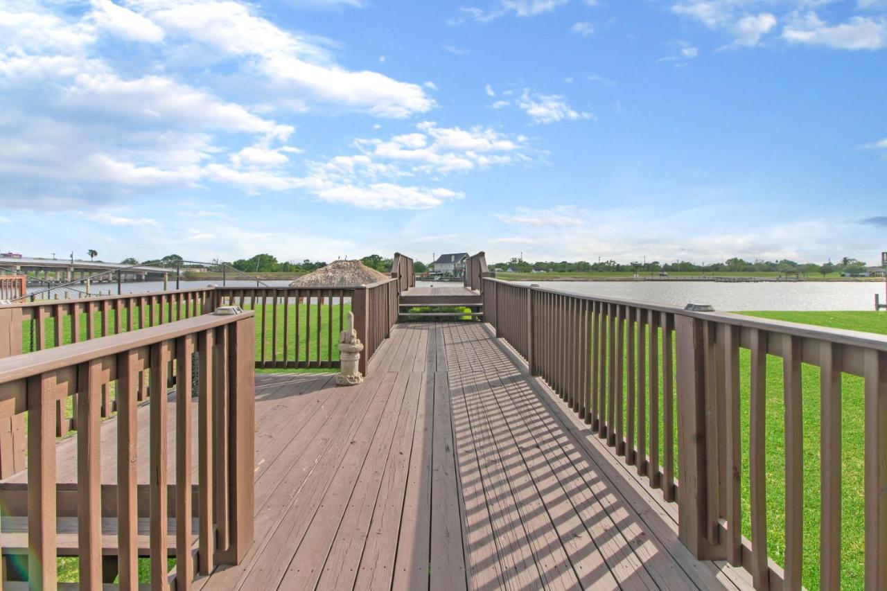 Luxury Waterfront Home Family And Pet Friendly Near Surfside Beach 11 Mins Freeport Bagian luar foto