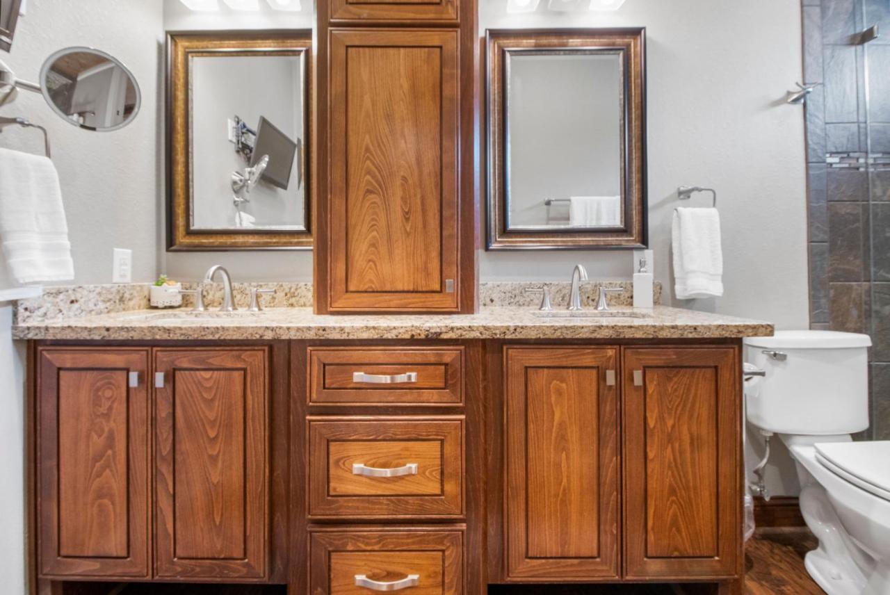 Luxury Waterfront Home Family And Pet Friendly Near Surfside Beach 11 Mins Freeport Bagian luar foto