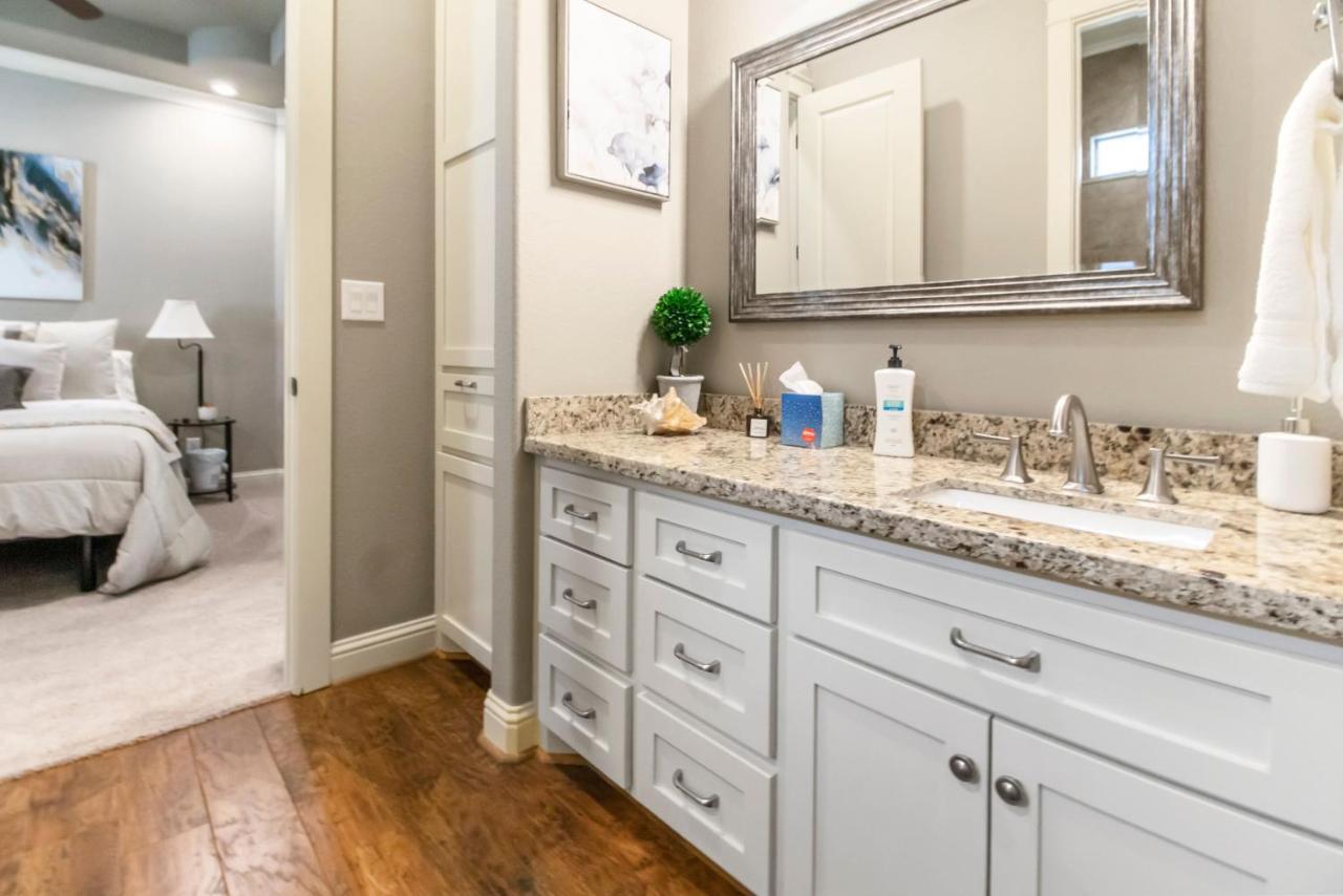 Luxury Waterfront Home Family And Pet Friendly Near Surfside Beach 11 Mins Freeport Bagian luar foto