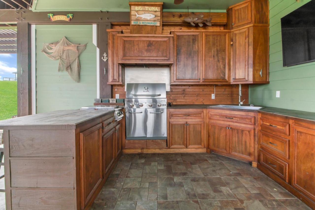 Luxury Waterfront Home Family And Pet Friendly Near Surfside Beach 11 Mins Freeport Bagian luar foto