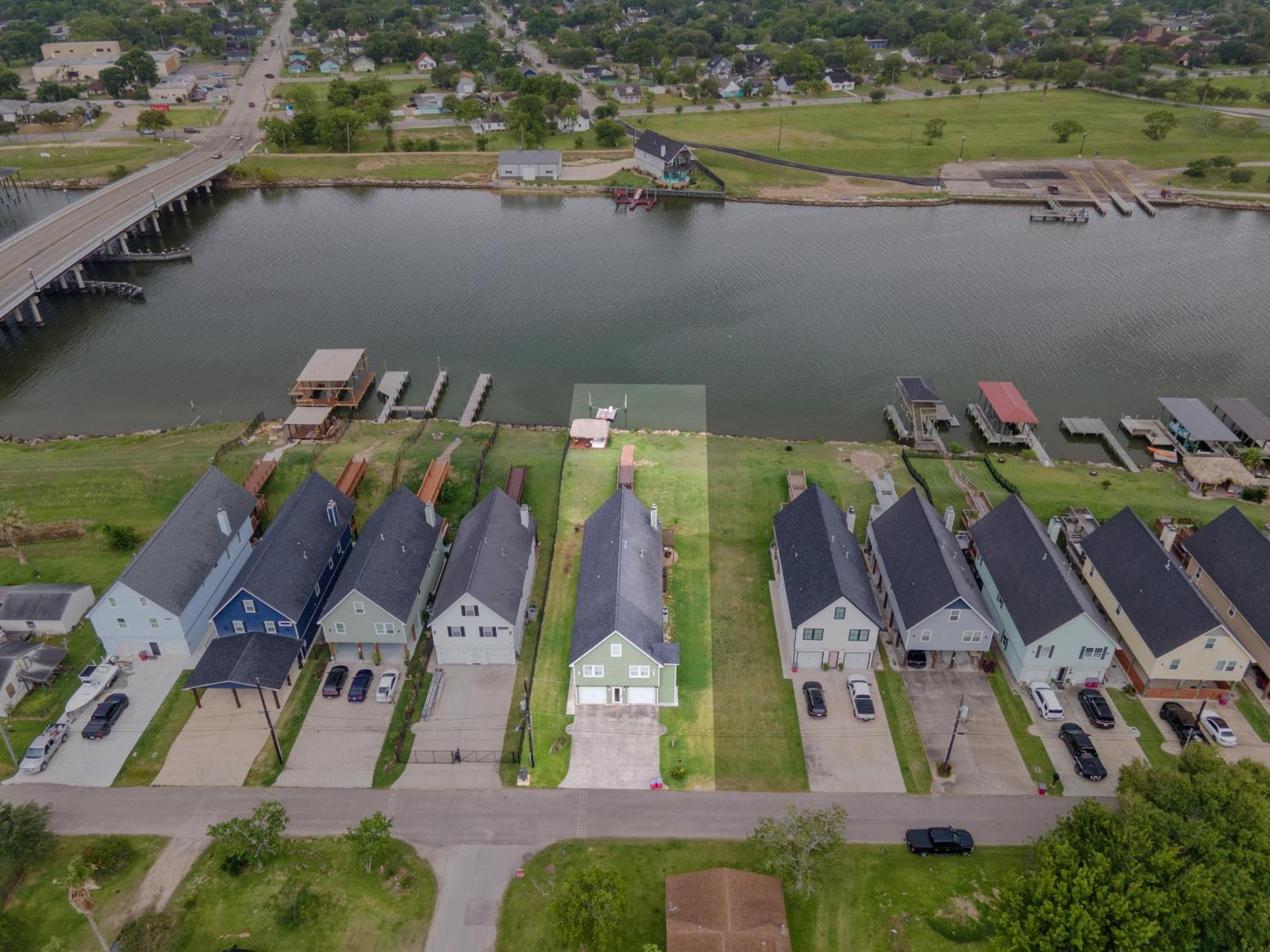 Luxury Waterfront Home Family And Pet Friendly Near Surfside Beach 11 Mins Freeport Bagian luar foto