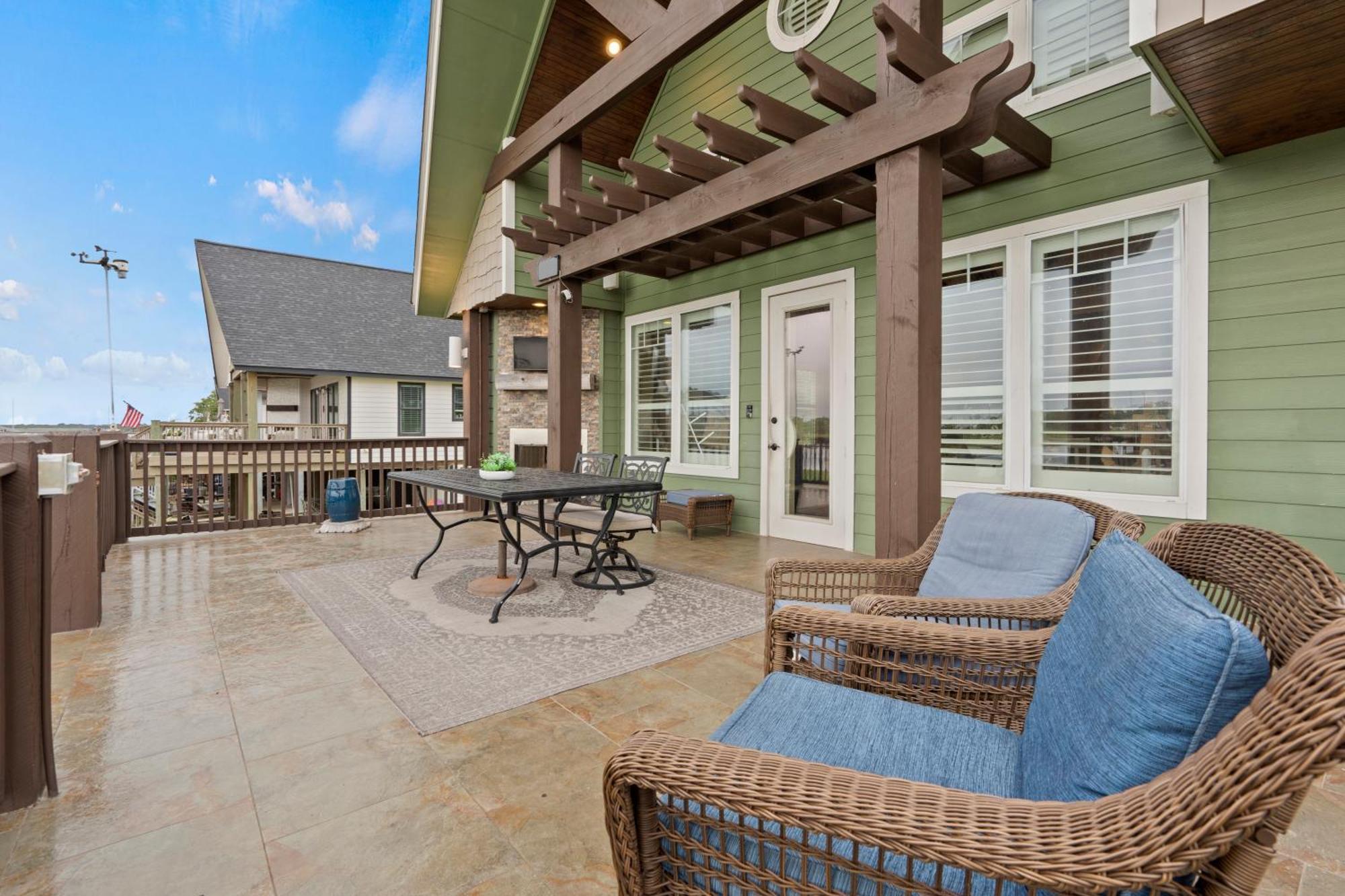 Luxury Waterfront Home Family And Pet Friendly Near Surfside Beach 11 Mins Freeport Bagian luar foto