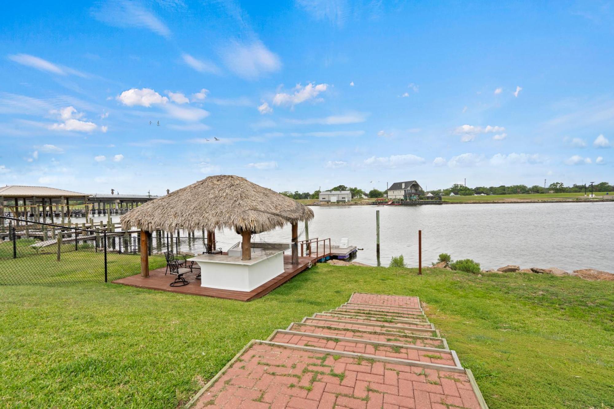 Luxury Waterfront Home Family And Pet Friendly Near Surfside Beach 11 Mins Freeport Bagian luar foto