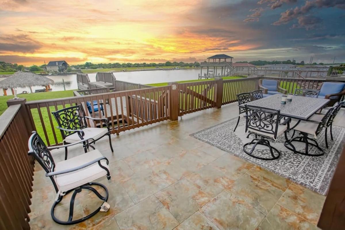 Luxury Waterfront Home Family And Pet Friendly Near Surfside Beach 11 Mins Freeport Bagian luar foto